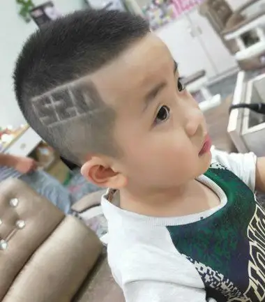 发型设计 儿童发型 >> 剃平头不如寸头小孩子也不例外 小男孩剃个寸头