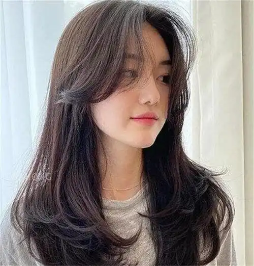 今年流行的空气烫中长发了解一下哦~头发长度到胸部位置更加知性撩人