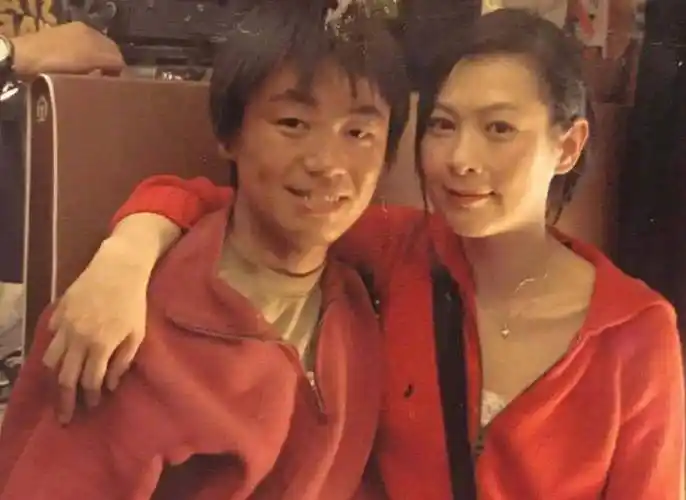 与此同时,一位叫马蓉的富家女孩还在读大二,她和王宝强的人生截然相反