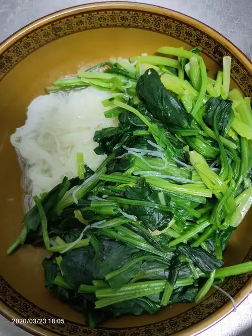 胡天晴准备的营养又美味的晚餐:凉拌粉丝菠菜,炸花生米