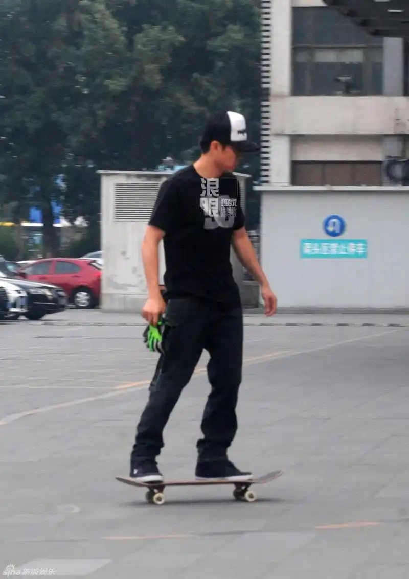 夏雨驾车外出玩滑板 腾空翻板尽显专业范