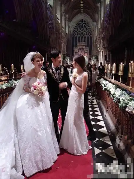 伴娘再曝周董婚礼照 昆凌4套婚纱美如芭比!