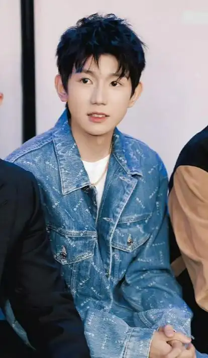 王源亮相米兰时装周,英俊潇洒穿蓝牛仔套装