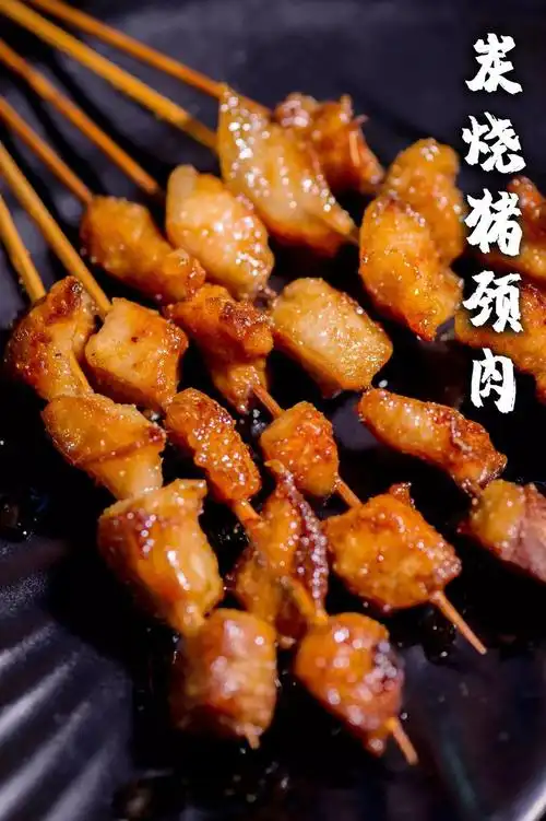 猪颈肉的肥瘦部分选取非常匀称,经过炭烧之后外皮焦脆,越嚼越香,让人