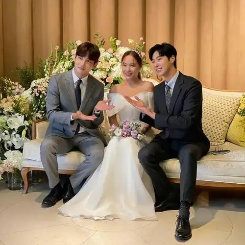 我结婚的时候沈昌珉和郑允浩可以来为我唱祝歌嘛!