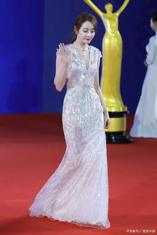 而在这样的舞台上,女明星们的礼服造型也成为了一道亮丽的风景线,不仅