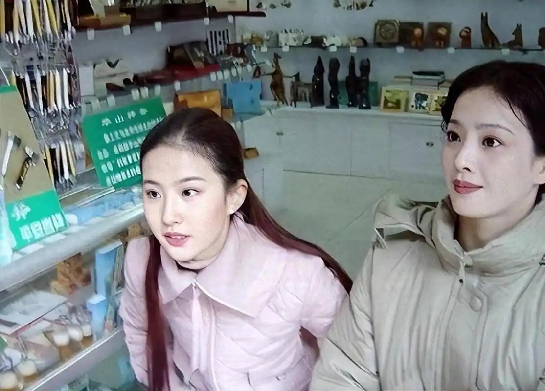 刘亦菲妈妈刘晓莉:两次离婚单身至今 刘亦菲的母亲刘晓莉是一位优雅