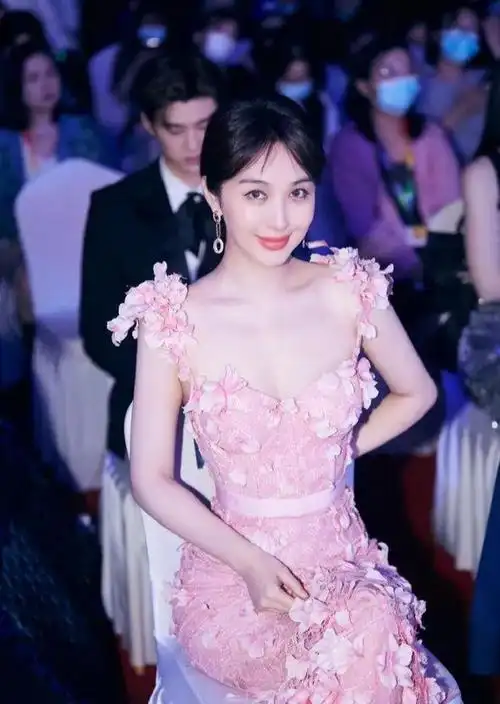 李菲儿抹胸紧身长裙大秀事业线凹凸有致身材太性感迷人