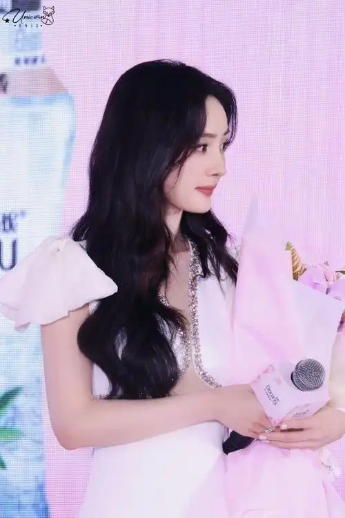 杨幂羽毛裙摆#0615#杨幂碎钻露腰白裙#看得出她是公主～@杨幂