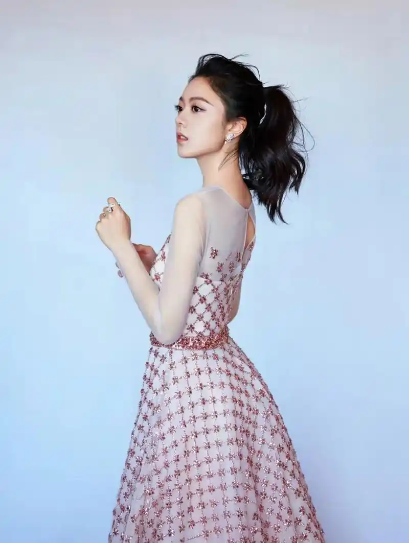 网友:新晋"国民闺女"赵今麦,粉色连身公主裙阳光写真,身材真好