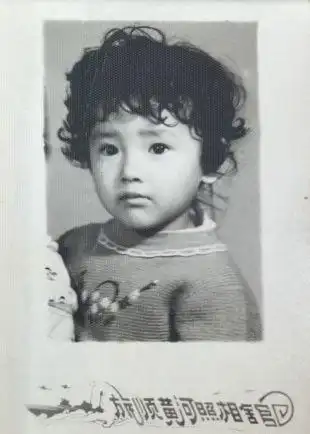 董洁晒童年卷毛照 自夸:儿子顶顶很像我