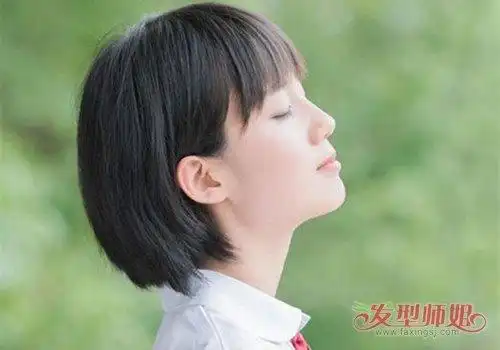 女生齐刘海学生头短直发发型