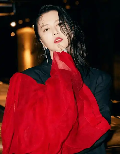 谭维维的气场真强,西装搭配连衣裙酷飒十足,湿发造型高级大气_风格