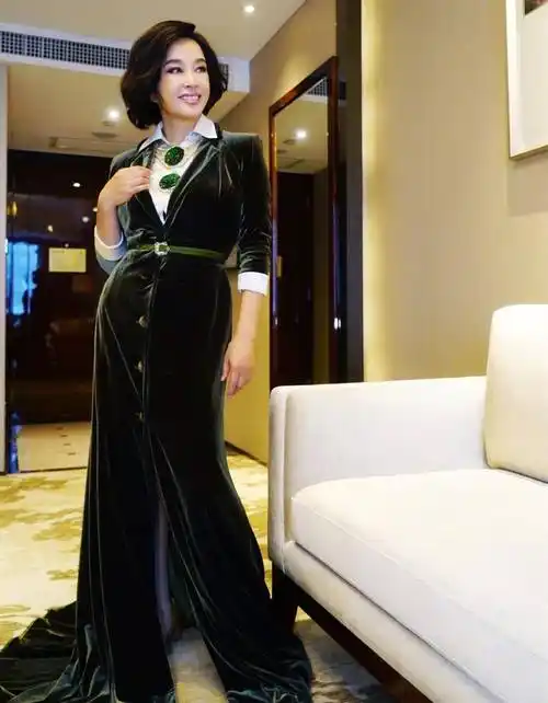 刘晓庆真敢穿丝绒裙时尚到大腿不惧年龄秀沙漏身材65岁霸气