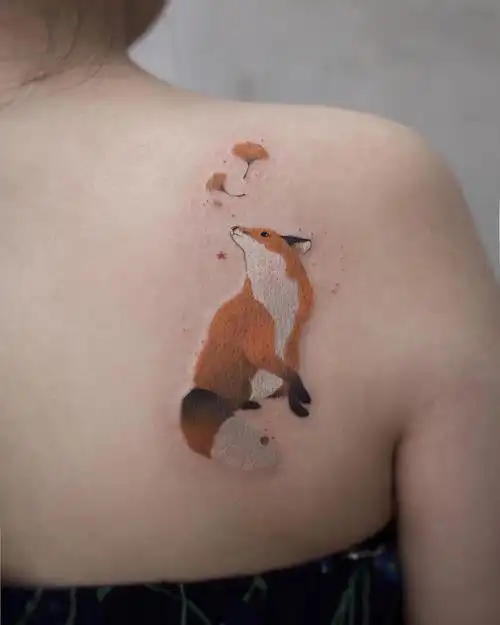 后背肩胛小狐狸银杏叶纹身图案