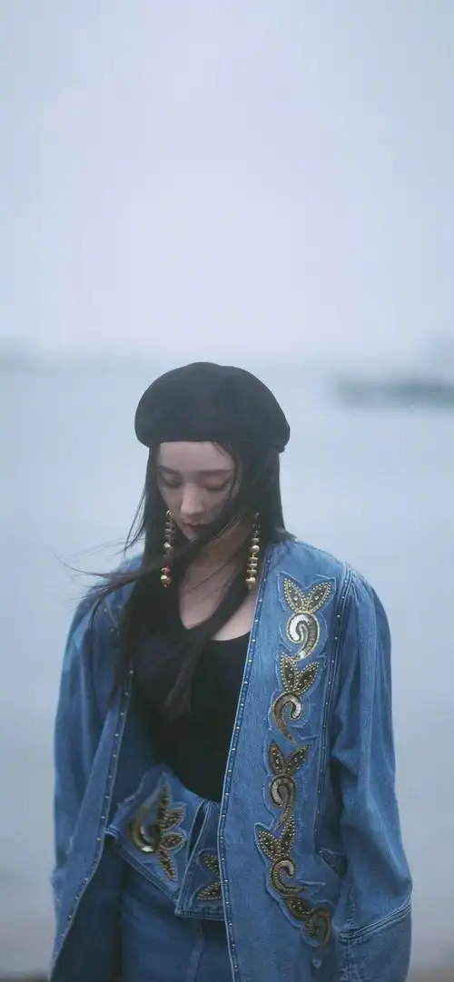 杨幂侧脸低头很好看的女生唯美图片