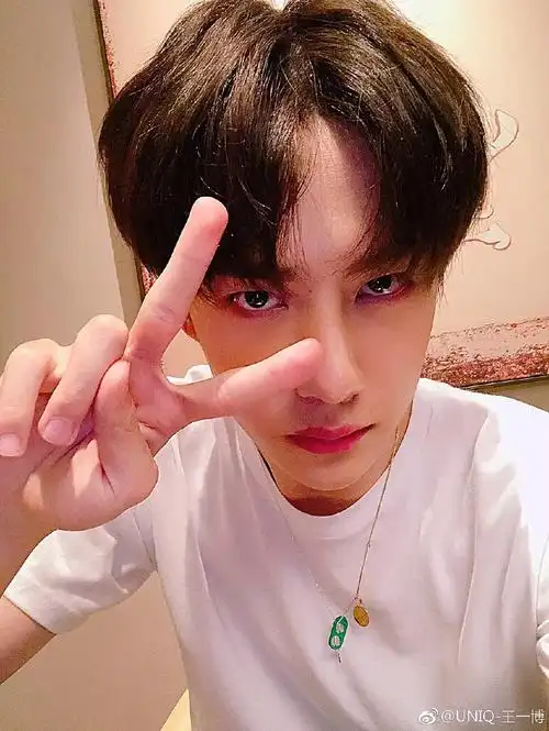 网红发际线男孩发自拍,被网友调侃,又跟明星王一博撞脸了!_小吴