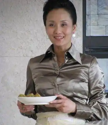 她是张翰的"母亲",52岁颜值不输赵雅芝,如今女儿成奥运冠军_李颖_演艺