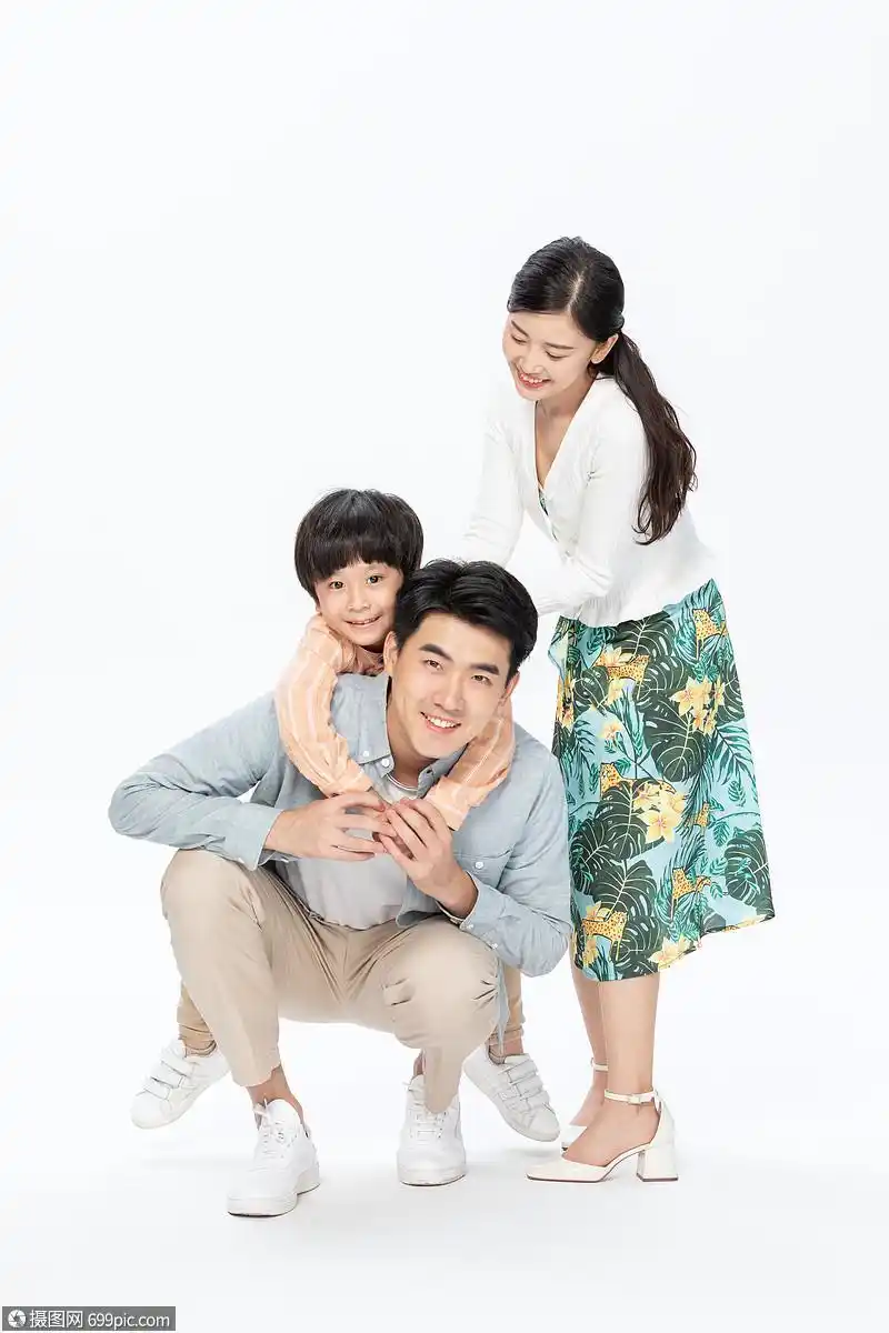 一家三口亲密快乐相伴陪伴小男孩