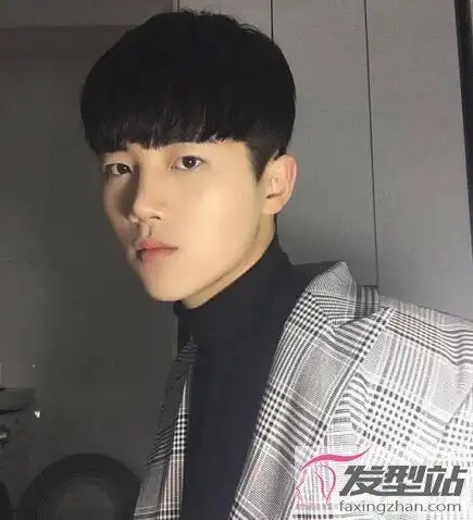 男生不烫不染的发型简约帅气俘获异性芳心