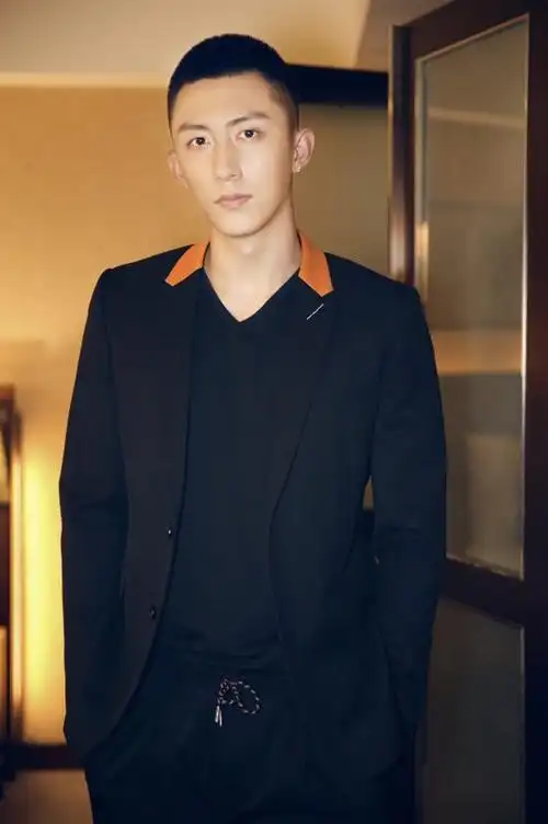 寸头小哥哥黄景瑜演绎别样绅士之风