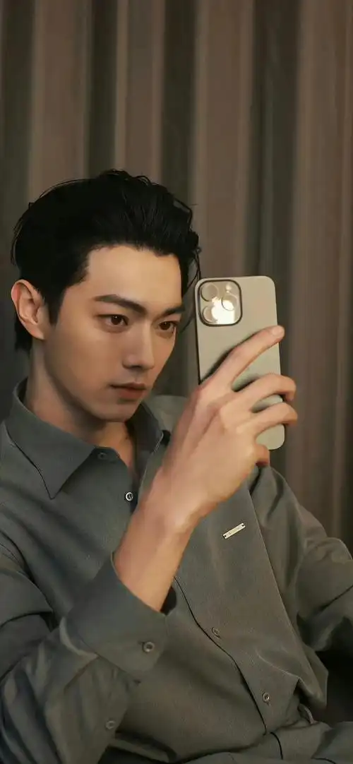 许凯壁纸风靡,市场背后揭示的娱乐业趋势 近期,以许凯为主题的壁纸在