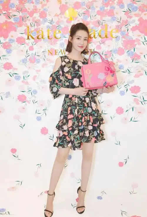 李沁身穿一件碎花连衣裙,脚踩一双简单时尚的黑色一字带高跟鞋,搭配
