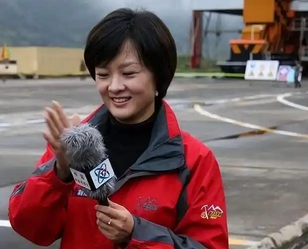 更不用说高原昼夜温差大,李小萌穿着全套登山设备都要冻得够呛,直播