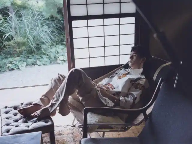 21岁刘昊然"光脚"拍照,穿日式简约搭配,变身清泉系美少年!