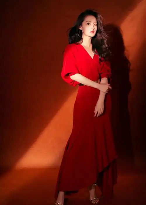 李沁身穿一袭红色低胸晚礼服,宛如娇艳红玫瑰__财经头条