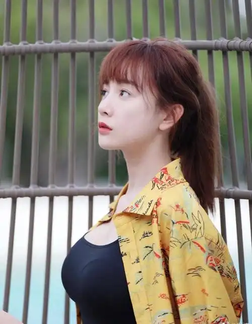 张檬频繁秀身材?绿色开口泳衣身材一览无余,穿旗袍堪称人间尤物