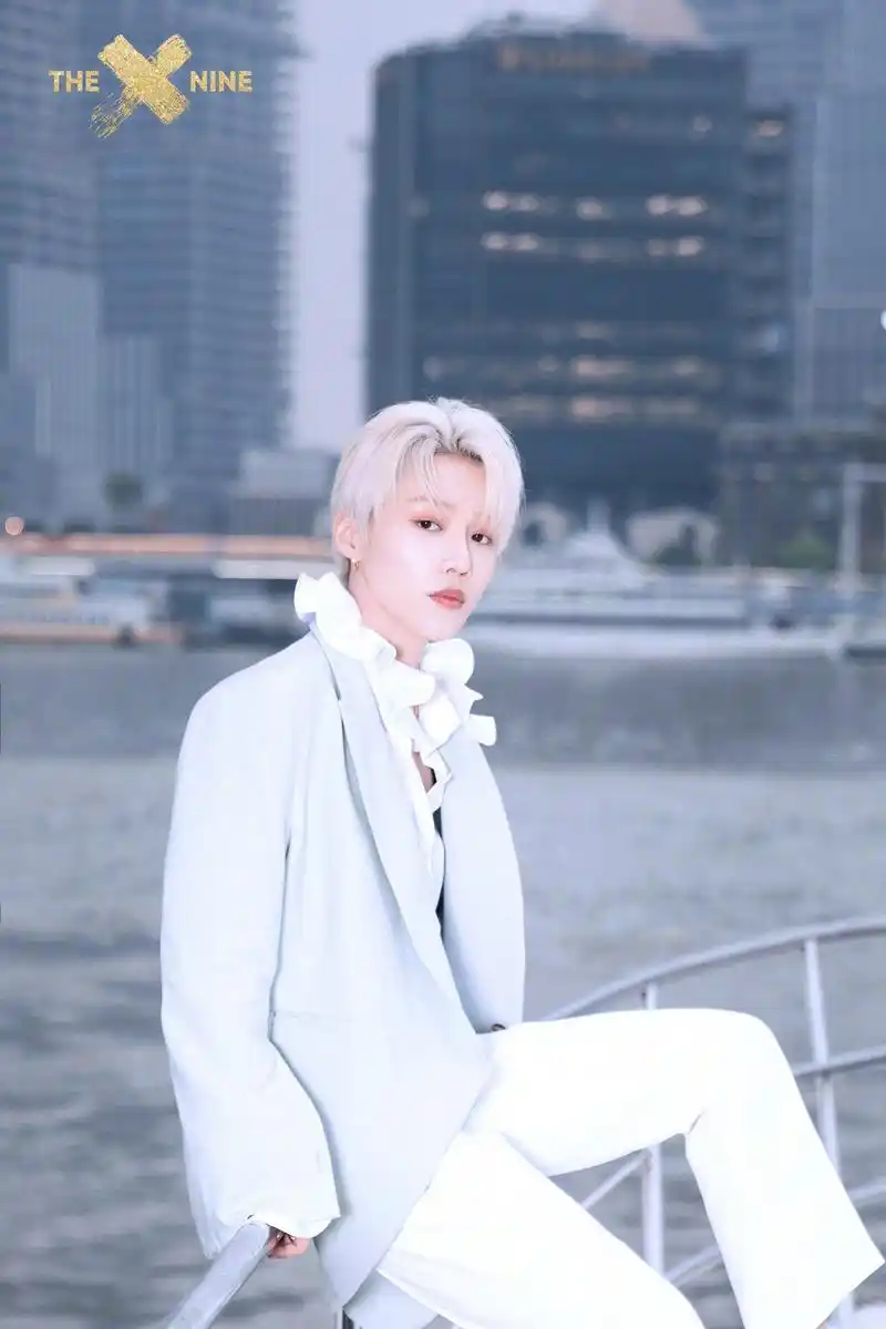 组图:刘雨昕白色宫廷风造型复古雅致 荷叶边领口贵气十足