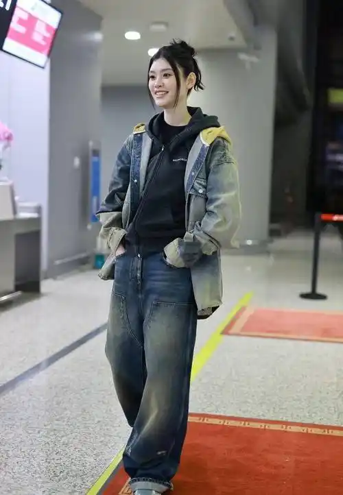 奚梦瑶全身牛仔搭配现身虹桥机场青春靓丽_上海
