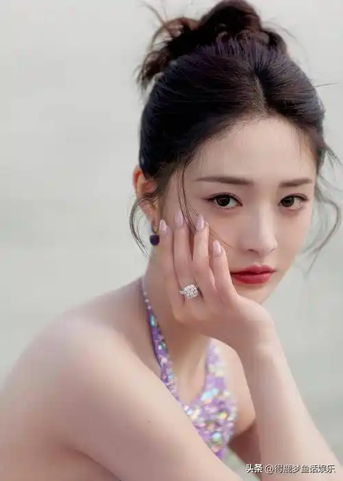 周洁琼紫色水晶露背裙,这造型还是很惊艳得!_大海_星辰_圈子