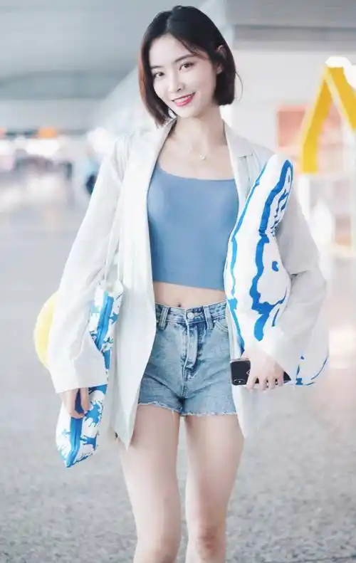 为证明自己是腿精许佳琪故意穿墨汁袜不料潮成学生党最爱