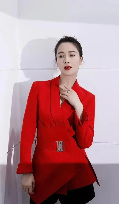 左小青气质迷人丰满身材成熟女人之美