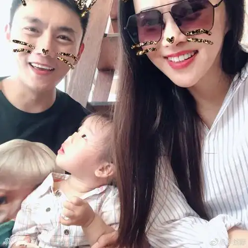 组图:伊能静秦昊和女儿开心自拍 一家人大笑幸福溢出屏幕!