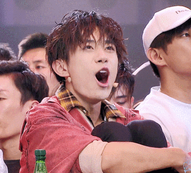 易烊千玺gif最近