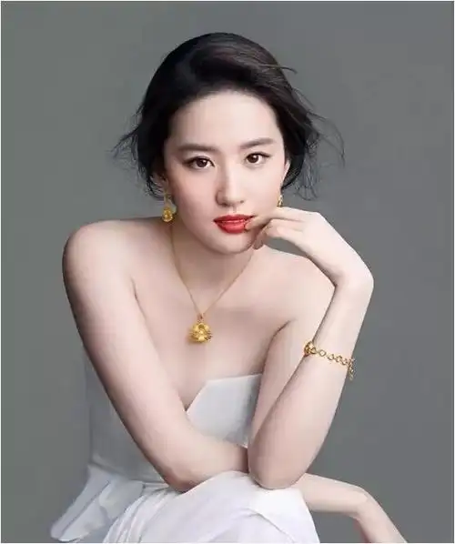 刘亦菲香港海洋公园被偶遇素颜状态超级好整个人仙气飘飘