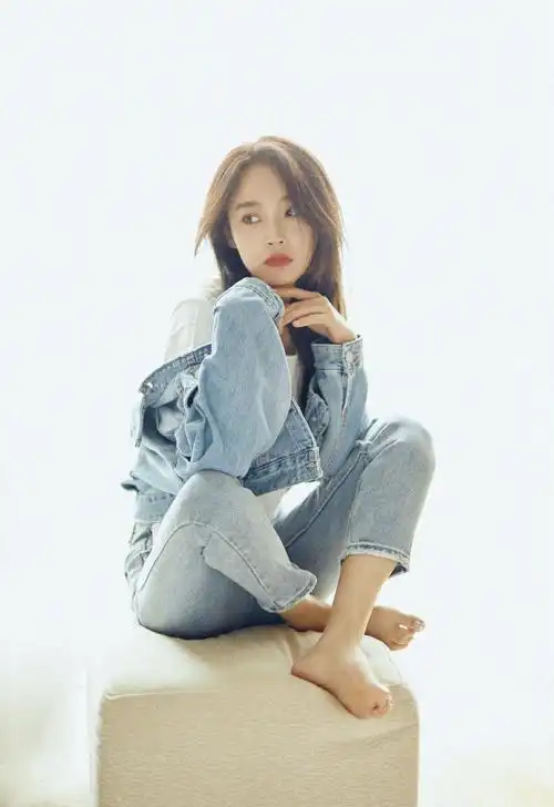 张佳宁牛仔外套清爽写真图片