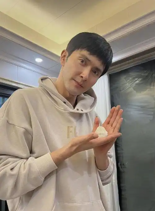 一天爆俩嘉行艺人张云龙被爆恋情高伟光疑似已婚同给母亲过寿