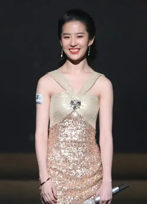 刘亦菲原来这么大胆穿着下八字的礼服裙露出漂白的皮肤真挺嫩