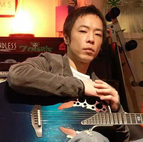 (抱着吉他的黄贯中)