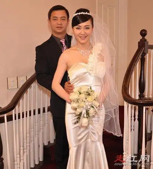 网友们对于那名神秘男子的身份就颇为好奇,后来发现李琳的现任丈夫就