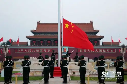 五星红旗冉冉升起.李光印 摄