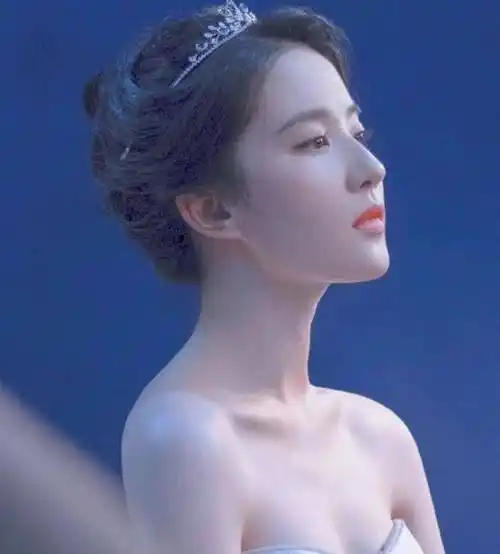 刘亦菲红于干爹,毁于自己.33岁的她走到今天这步该怪谁呢?