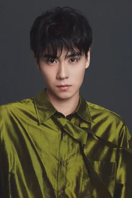 近日,胡一天@胡一天啊 最新写真惊艳发布胡一天身穿绿色绸缎衬衫