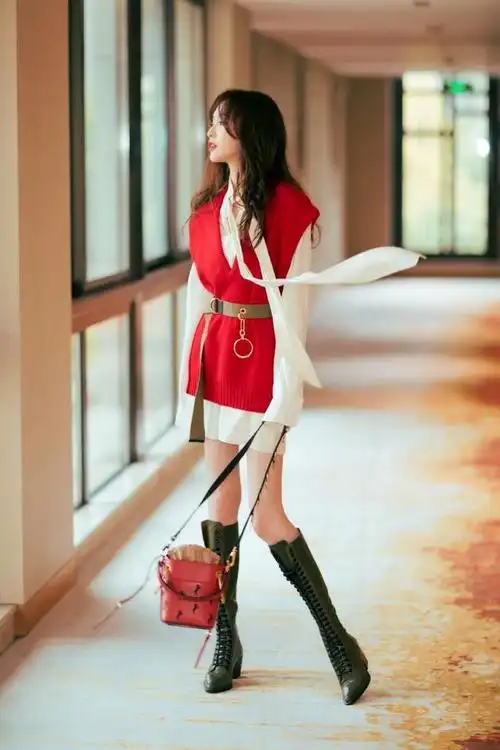 唐嫣穿红衣拍写真诠释东方女性之美