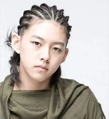 长发小鲜肉男生,2020年不要一味地是脏辫发型了,时下时尚的男生玉米辫