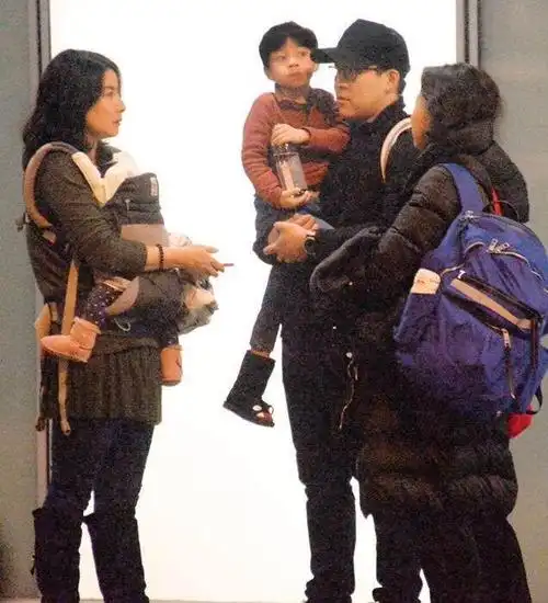 原创朱玲玲小儿子女友曝光身材高挑似模特二人上演甜蜜暴击好事将近